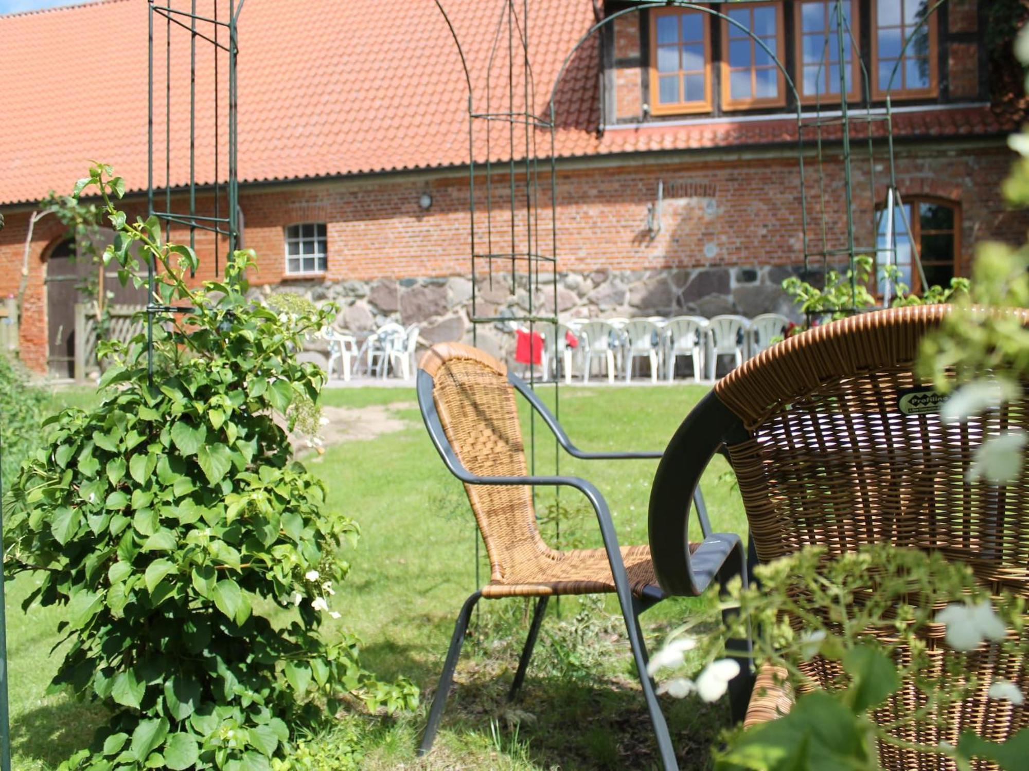Mansion In Gressow With Terrace Garden Bbq Pond Bicyclesヴィラ エクステリア 写真